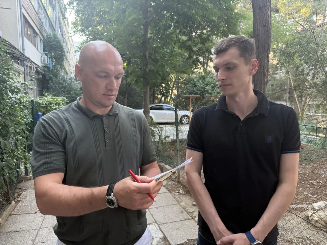 Константин Шимановский: Продолжаем обходы МКД! Сегодня с заместителем главы администрации Романом Охрименко и депутатом Ялтинского городского совета Александром Туровским пообщались с жителями Дарсановского въезда, 5... Константин Шимановский: Продолжаем обходы МКД! Сегодня с заместителем главы администрации Романом Охрименко и депутатом Ялтинского городского совета Александром Туровским пообщались с жителями Дарсановского въезда, 5...