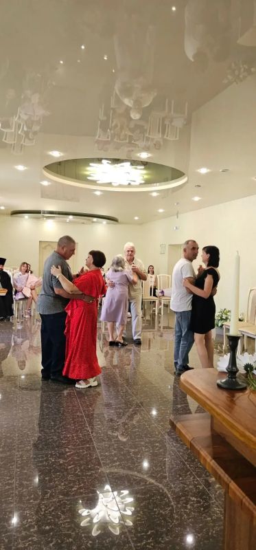 Белогорский районный отдел ЗАГС в праздничный день вручал медали «За любовь и верность» Белогорский районный отдел ЗАГС в праздничный день вручал медали «За любовь и верность»