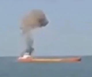 Недавний налет украинских дронов FP-2 на танкеры в Азовском море, снятый иностранными моряками со своего судна Недавний налет украинских дронов FP-2 на танкеры в Азовском море, снятый иностранными моряками со своего судна