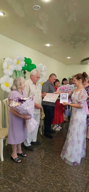 Белогорский районный отдел ЗАГС в праздничный день вручал медали «За любовь и верность» Белогорский районный отдел ЗАГС в праздничный день вручал медали «За любовь и верность»