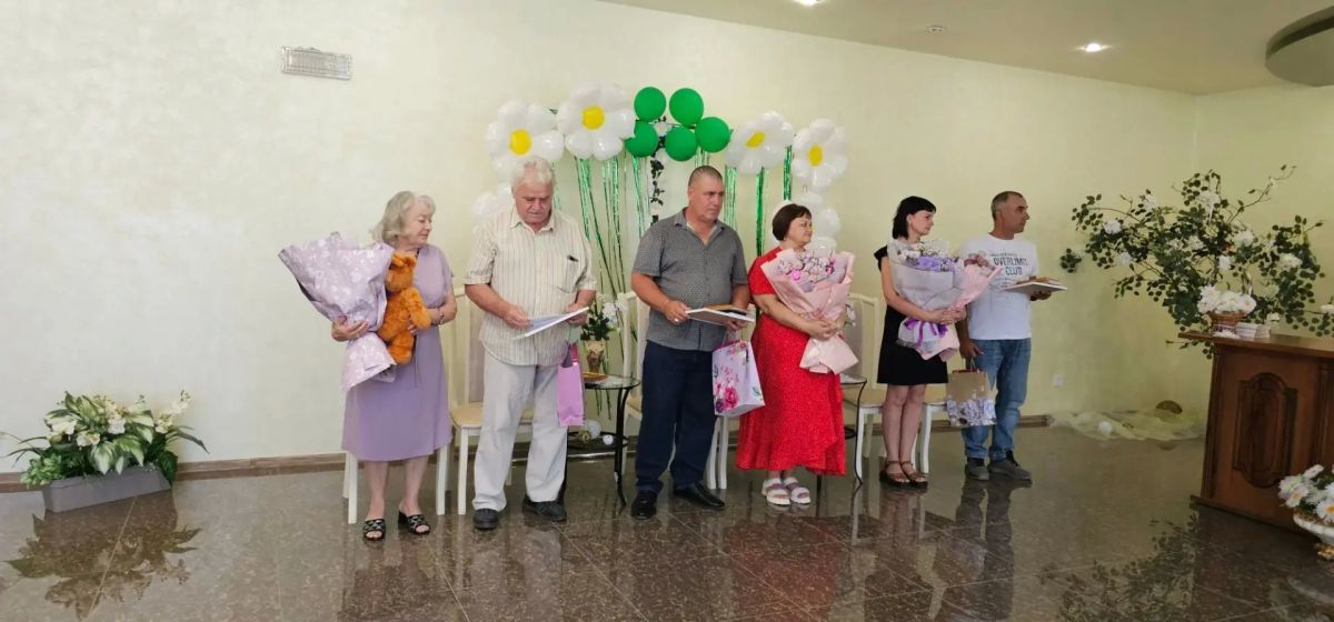 Белогорский районный отдел ЗАГС в праздничный день вручал медали «За любовь и верность» Белогорский районный отдел ЗАГС в праздничный день вручал медали «За любовь и верность»