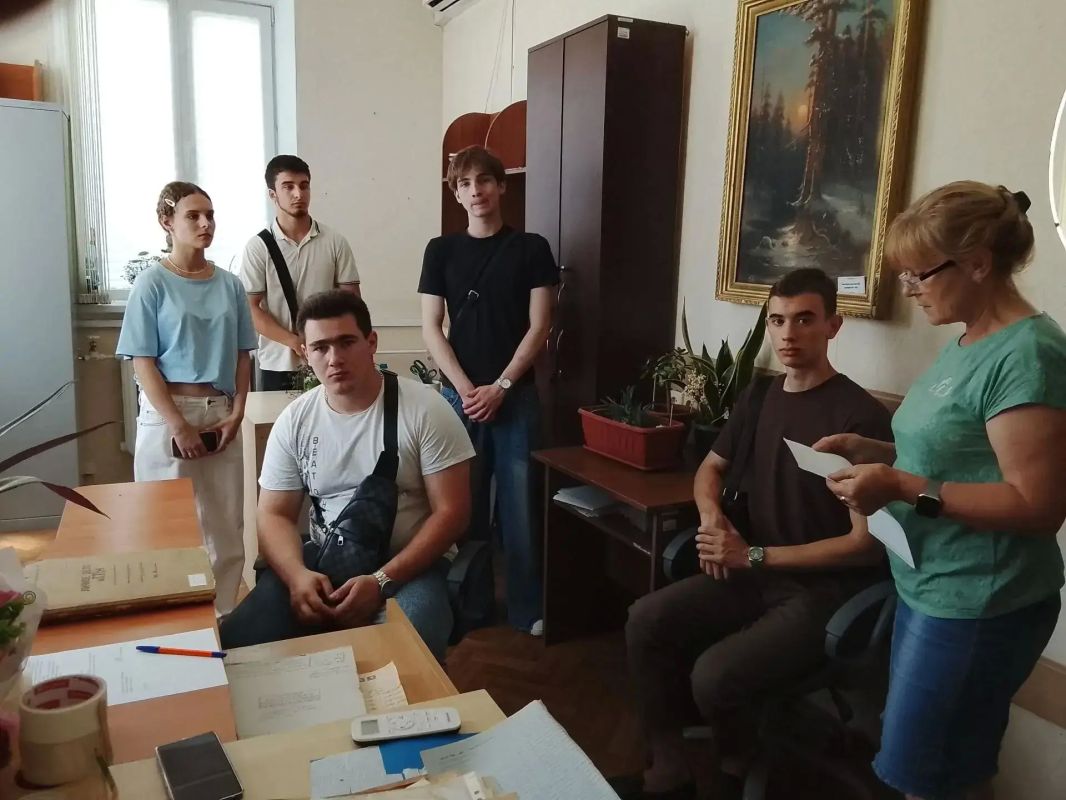 В Госархиве новейшей истории и по личному составу студенты продолжают проходить практику В Госархиве новейшей истории и по личному составу студенты продолжают проходить практику
