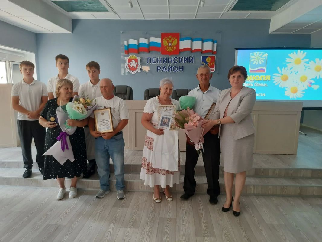 Мы с удовольствием продолжим рассказывать о мероприятиях, организованных отделами ЗАГС Крыма ко Дню семьи, любви и верности Мы с удовольствием продолжим рассказывать о мероприятиях, организованных отделами ЗАГС Крыма ко Дню семьи, любви и верности