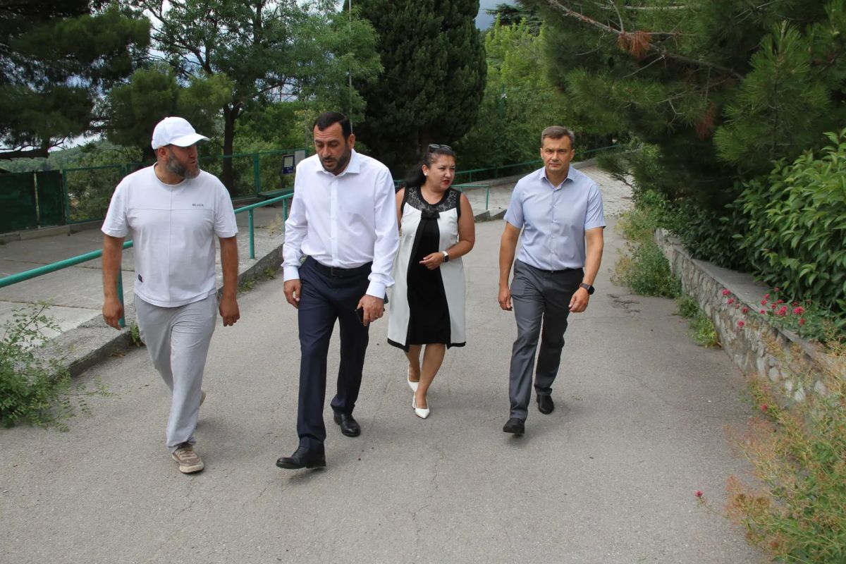 Константин Шимановский: С депутатом Ялтинского городского совета, куратором проекта «Единой России» - «Выбор сильных» Эдгаром Славиковичем Элэляном совершили рабочий выезд в Никитскую школу и пообщались с директором... Константин Шимановский: С депутатом Ялтинского городского совета, куратором проекта «Единой России» - «Выбор сильных» Эдгаром Славиковичем Элэляном совершили рабочий выезд в Никитскую школу и пообщались с директором...