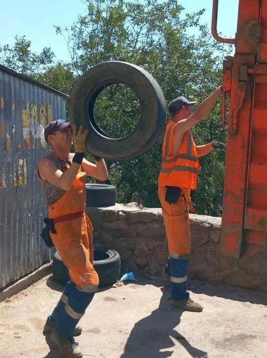 В каждой чистой улице – частичка их труда В каждой чистой улице – частичка их труда