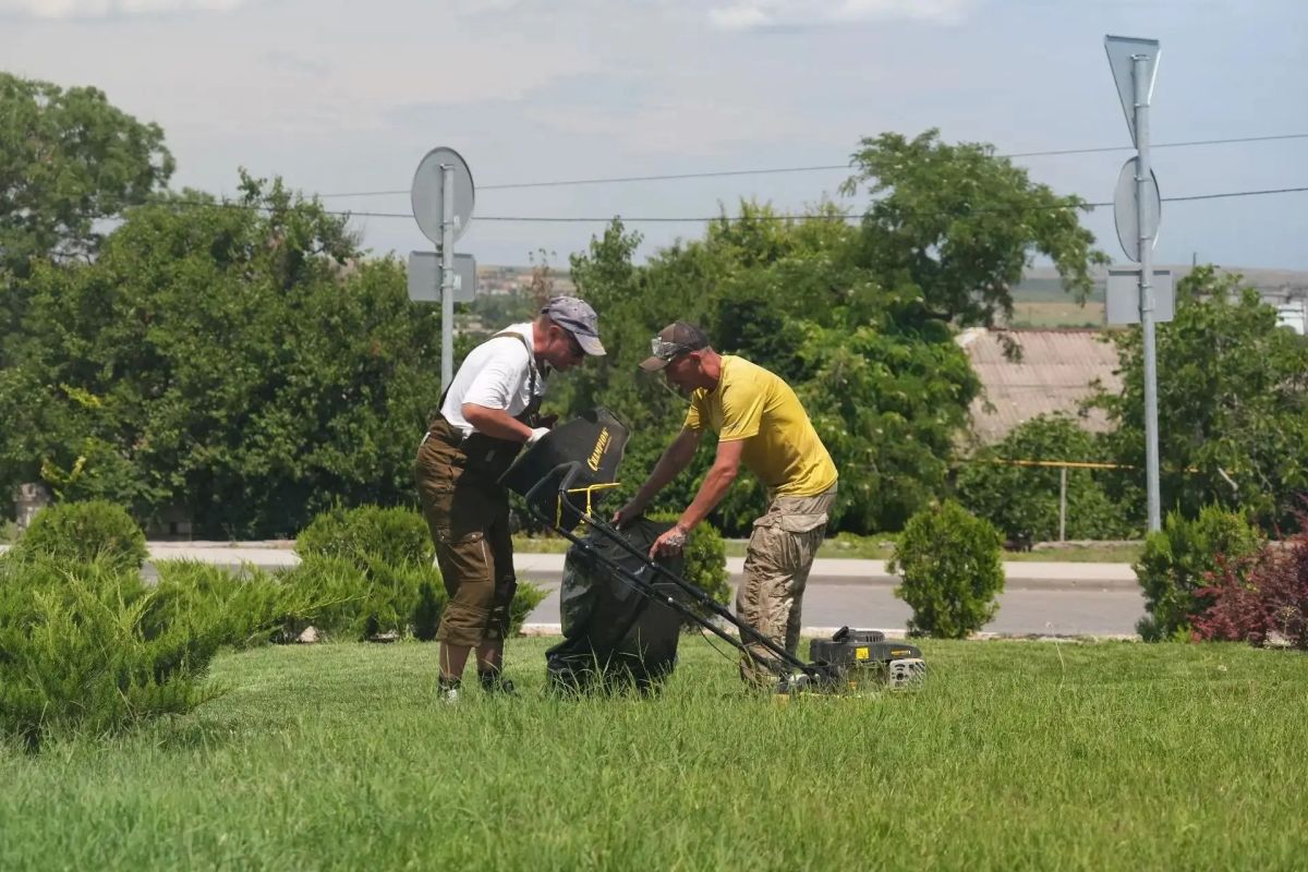 Служба городского хозяйства продолжает уход за зелеными зонами города Служба городского хозяйства продолжает уход за зелеными зонами города