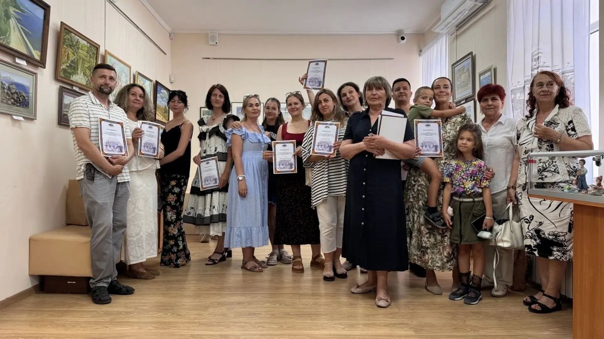 В Симферополе открылась выставка художников-педагогов «Связь поколений» В Симферополе открылась выставка художников-педагогов «Связь поколений»
