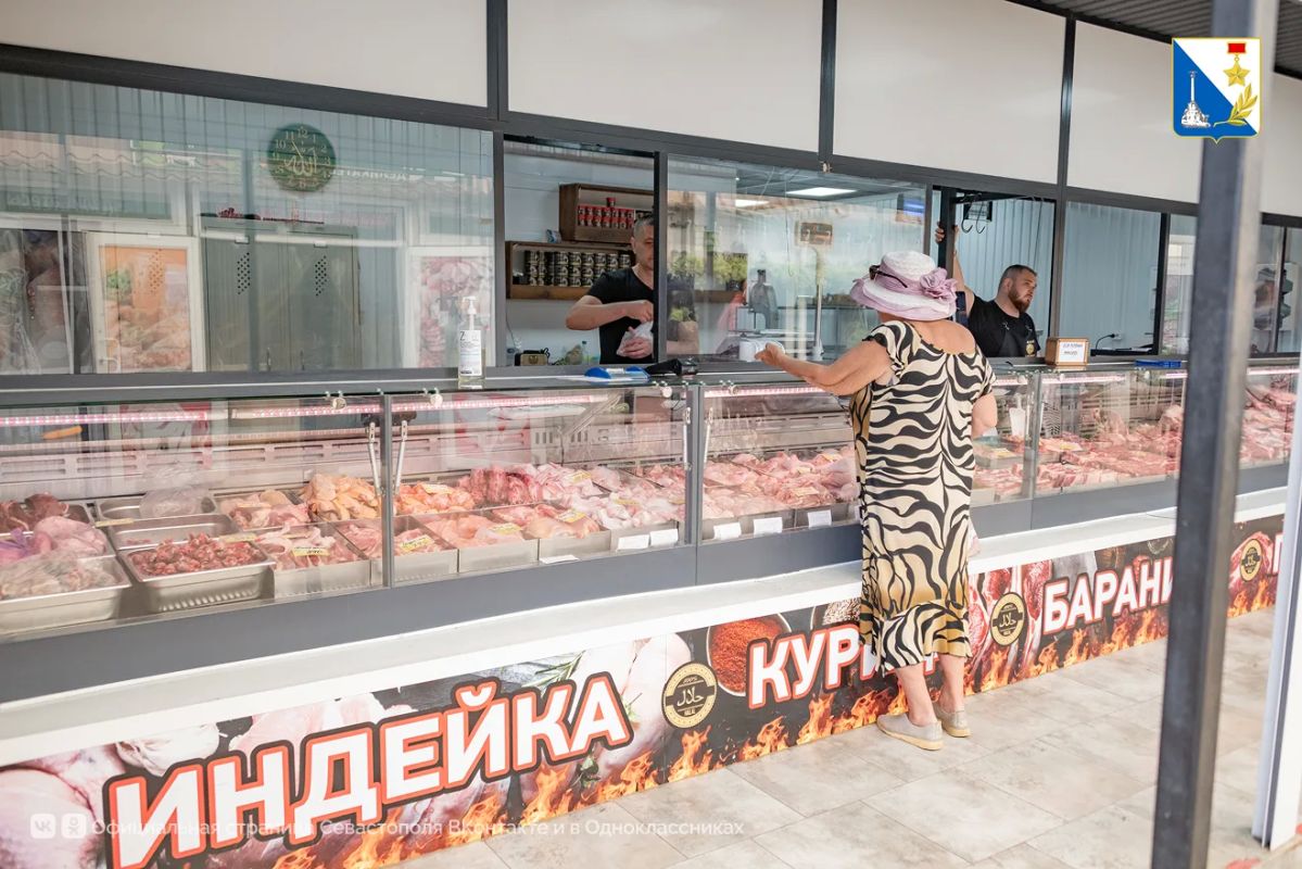 На севастопольских рынках каждое утро проверяют арбузы, дыни, мясо и молоко На севастопольских рынках каждое утро проверяют арбузы, дыни, мясо и молоко