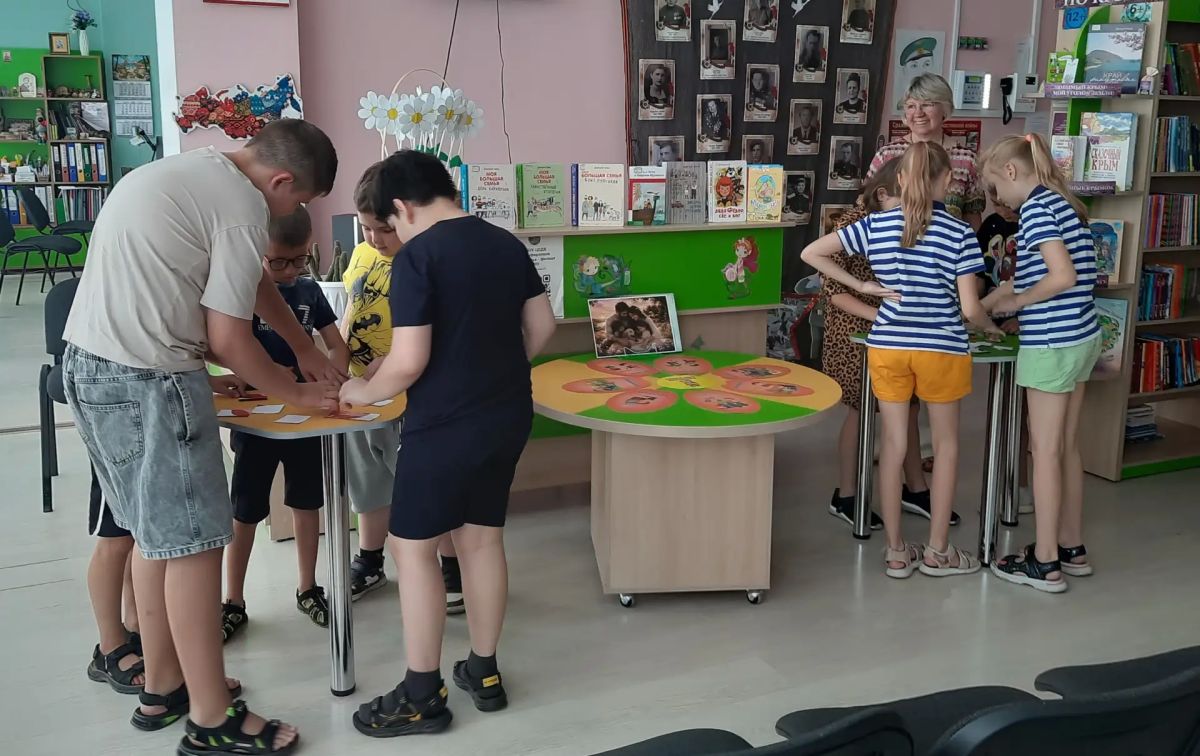 В детской библиотеке филиале № 10 прошёл литературный экскурс ко Дню семьи, любви и верности В детской библиотеке филиале № 10 прошёл литературный экскурс ко Дню семьи, любви и верности