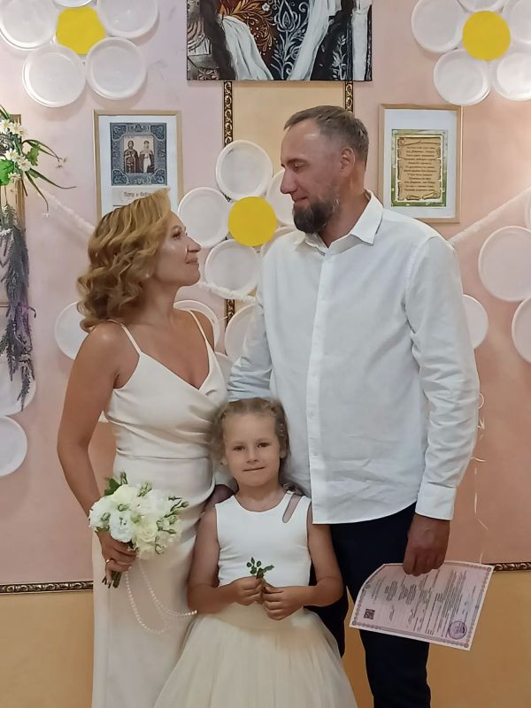 Алуштинский городской отдел ЗАГС в праздничный день зарегистрировал брак пяти пар молодоженов. Алуштинский городской отдел ЗАГС в праздничный день зарегистрировал брак пяти пар молодоженов.