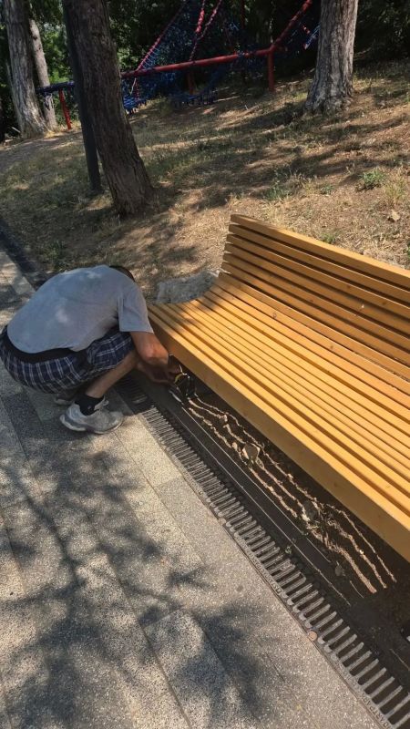 Фотофакт: сотрудники «Зеленстроя» установили в сквере Стахановский в Массандре новые скамейки Фотофакт: сотрудники «Зеленстроя» установили в сквере Стахановский в Массандре новые скамейки