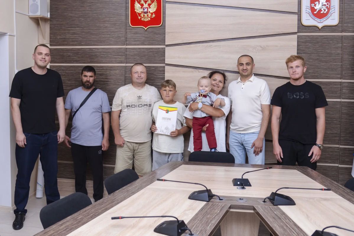Сегодня вручил ключи от квартир ещё двум евпаторийским семьям, имеющим право на внеочередное получение жилья