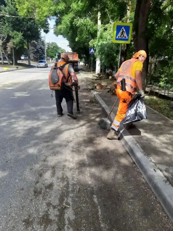 Севавтодор очищает дороги после сильных осадков Севавтодор очищает дороги после сильных осадков