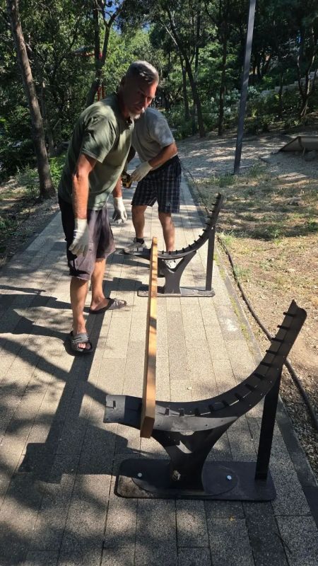 Фотофакт: сотрудники «Зеленстроя» установили в сквере Стахановский в Массандре новые скамейки Фотофакт: сотрудники «Зеленстроя» установили в сквере Стахановский в Массандре новые скамейки