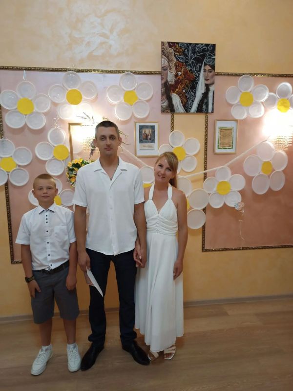 Алуштинский городской отдел ЗАГС в праздничный день зарегистрировал брак пяти пар молодоженов. Алуштинский городской отдел ЗАГС в праздничный день зарегистрировал брак пяти пар молодоженов.