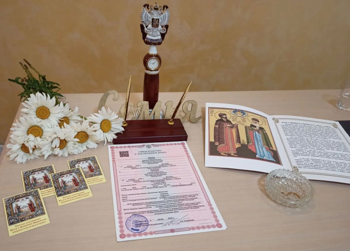 Алуштинский городской отдел ЗАГС в праздничный день зарегистрировал брак пяти пар молодоженов. Алуштинский городской отдел ЗАГС в праздничный день зарегистрировал брак пяти пар молодоженов.