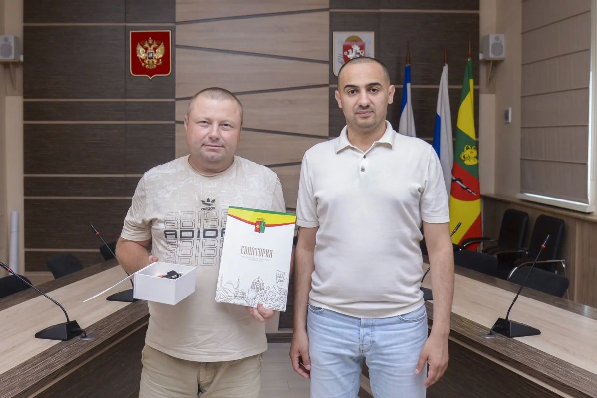 Сегодня вручил ключи от квартир ещё двум евпаторийским семьям, имеющим право на внеочередное получение жилья Сегодня вручил ключи от квартир ещё двум евпаторийским семьям, имеющим право на внеочередное получение жилья