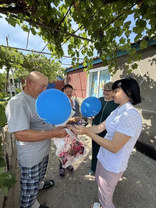 Представители Красноперекопского районного отдела ЗАГС совместно с сотрудниками администрации Красноперекопского района Аллой Мехоношиной и Юлией Сайко поздравили супружеские пары, отмечающие знаковые юбилеи совместной жизни Представители Красноперекопского районного отдела ЗАГС совместно с сотрудниками администрации Красноперекопского района Аллой Мехоношиной и Юлией Сайко поздравили супружеские пары, отмечающие знаковые юбилеи совместной жизни