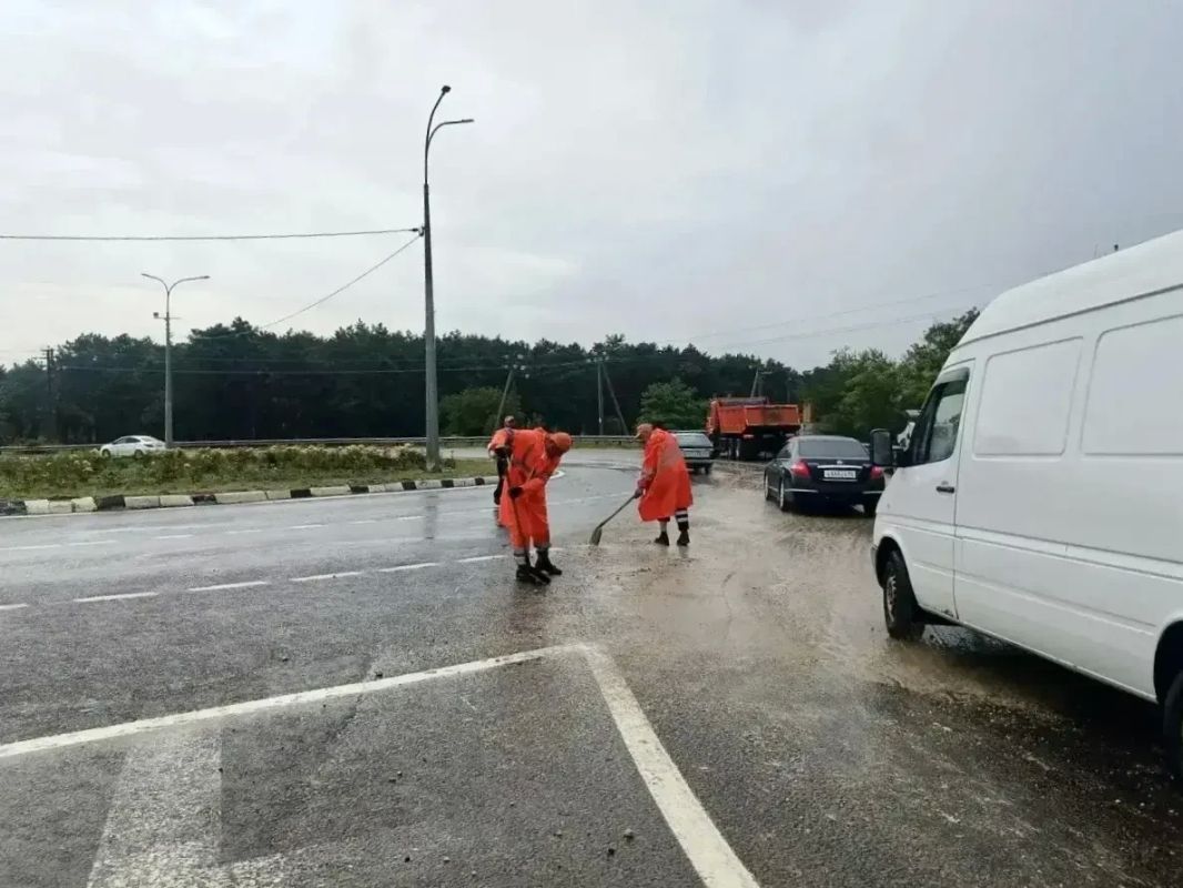 Севавтодор очищает дороги после сильных осадков Севавтодор очищает дороги после сильных осадков