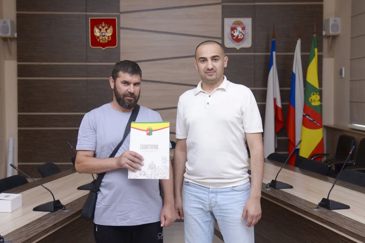Сегодня вручил ключи от квартир ещё двум евпаторийским семьям, имеющим право на внеочередное получение жилья Сегодня вручил ключи от квартир ещё двум евпаторийским семьям, имеющим право на внеочередное получение жилья
