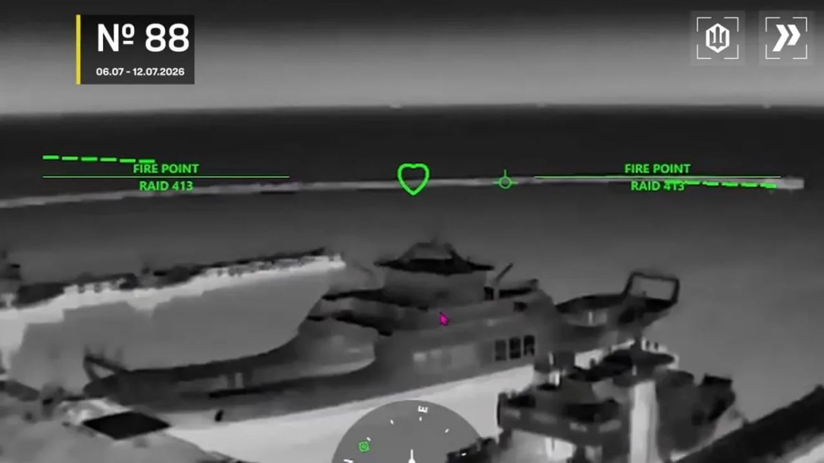 Помимо очередной серии ударов по танкерам в Азовском море, противник также поразил несколько паромов в Керчи, используемых для снабжения Крыма Помимо очередной серии ударов по танкерам в Азовском море, противник также поразил несколько паромов в Керчи, используемых для снабжения Крыма