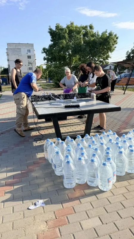 В Черноморском развернули центр помощи во дворе жилого дома В Черноморском развернули центр помощи во дворе жилого дома