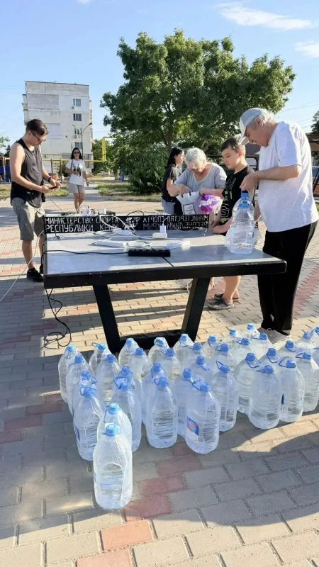 В Черноморском развернули центр помощи во дворе жилого дома В Черноморском развернули центр помощи во дворе жилого дома