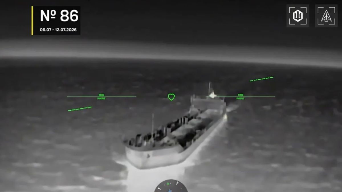 Помимо очередной серии ударов по танкерам в Азовском море, противник также поразил несколько паромов в Керчи, используемых для снабжения Крыма Помимо очередной серии ударов по танкерам в Азовском море, противник также поразил несколько паромов в Керчи, используемых для снабжения Крыма