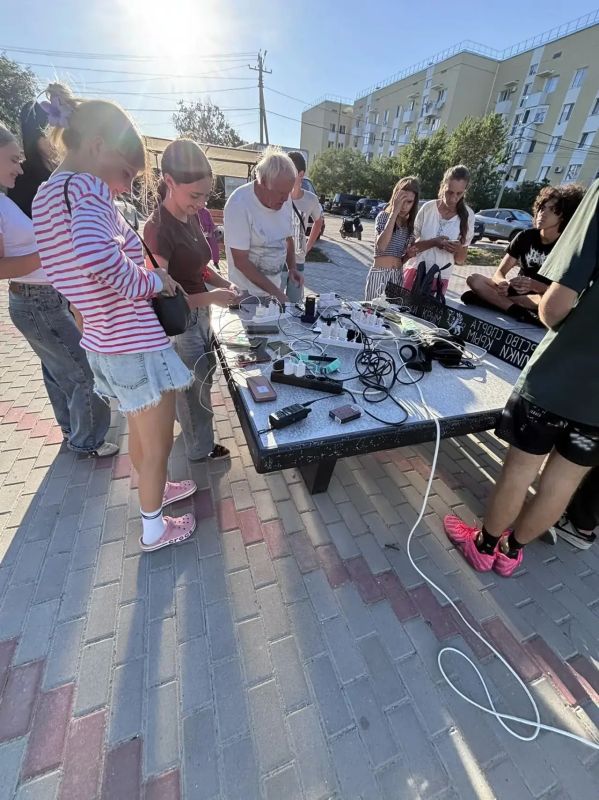 В Черноморском развернули центр помощи во дворе жилого дома В Черноморском развернули центр помощи во дворе жилого дома