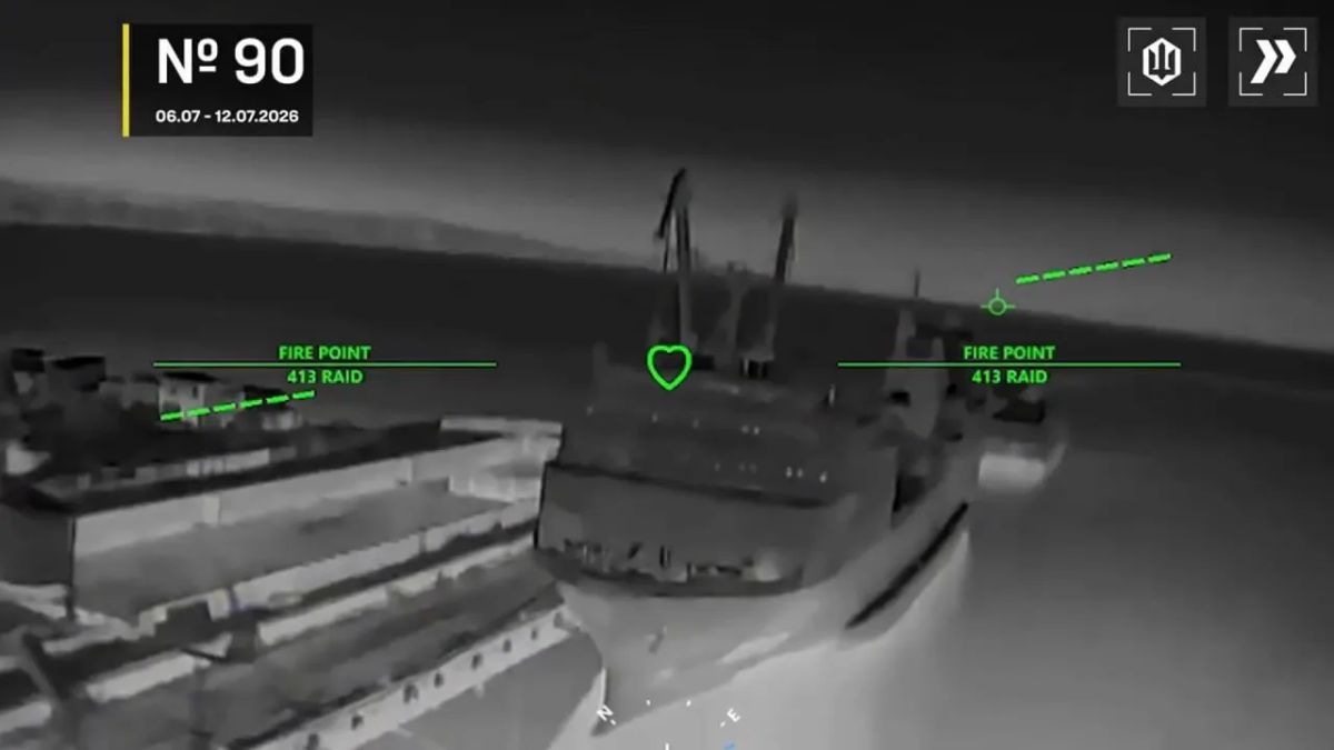 Помимо очередной серии ударов по танкерам в Азовском море, противник также поразил несколько паромов в Керчи, используемых для снабжения Крыма Помимо очередной серии ударов по танкерам в Азовском море, противник также поразил несколько паромов в Керчи, используемых для снабжения Крыма