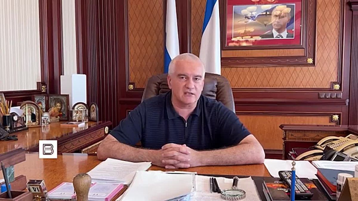 Напряжение на топливном рынке в Крыму сохранится еще некоторое время, гарантировать ежедневную продажу горючего на заправках пока невозможно, сообщил Сергей Аксенов в обращении к жителям республики