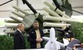 Командир отряда «Восьмерка» БАРСа «Крым» Дмитрий Трифонов показал российскому лидеру Владимиру Путину макет комплекса «Панцирь-С»