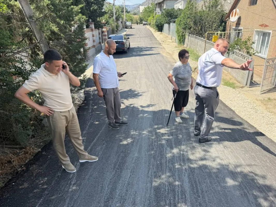 Кирилл Чебышев: Вместе с заместителем главы администрации Дмитрием Лазаревым и заместителем председателя Судакского городского совета Эльдаром Османовым встретился с жителями многоквартирного дома по адресу: ул. Бирюзова, 6 Кирилл Чебышев: Вместе с заместителем главы администрации Дмитрием Лазаревым и заместителем председателя Судакского городского совета Эльдаром Османовым встретился с жителями многоквартирного дома по адресу: ул. Бирюзова, 6