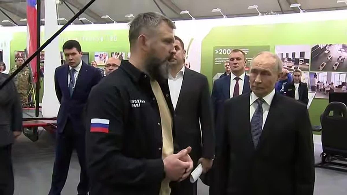 Два майора: Командир отряда «Восьмерка» БАРСа «Крым» Дмитрий Трифонов показал Верховному макет комплекса «Панцирь-С»