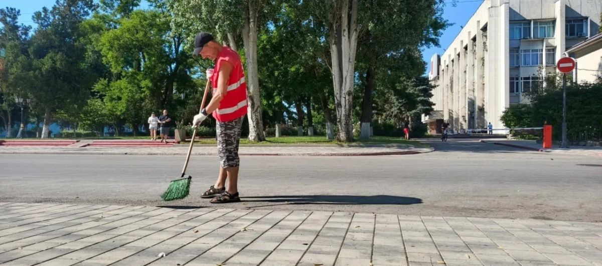 Иван Кошель: В Керчи не прекращаются плановые работы по санитарной очистке городских территорий Иван Кошель: В Керчи не прекращаются плановые работы по санитарной очистке городских территорий