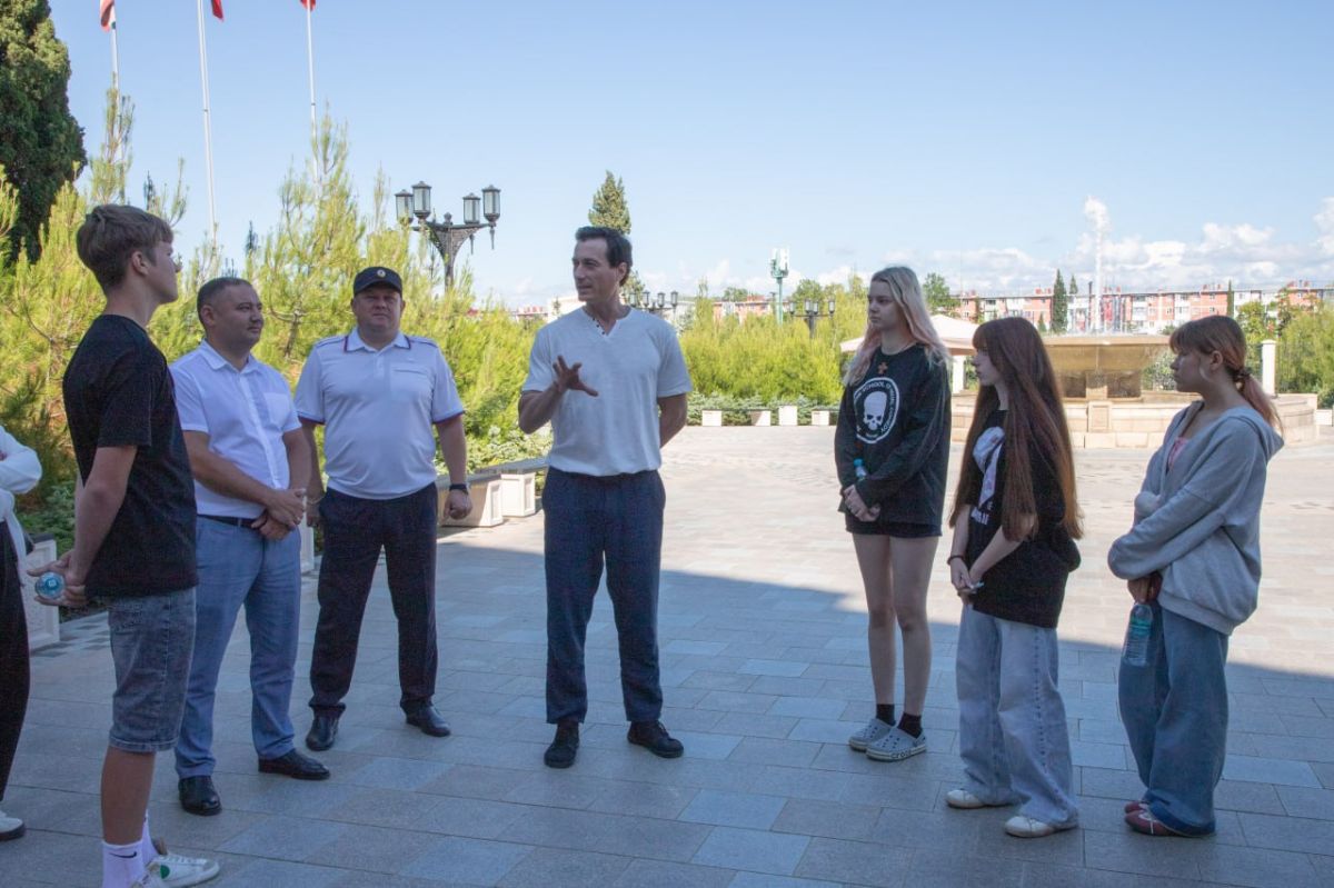 В рамках Всероссийской акции «Каникулы с Общественным советом» севастопольские полицейские и общественники организовали экскурсию для подшефных детей В рамках Всероссийской акции «Каникулы с Общественным советом» севастопольские полицейские и общественники организовали экскурсию для подшефных детей