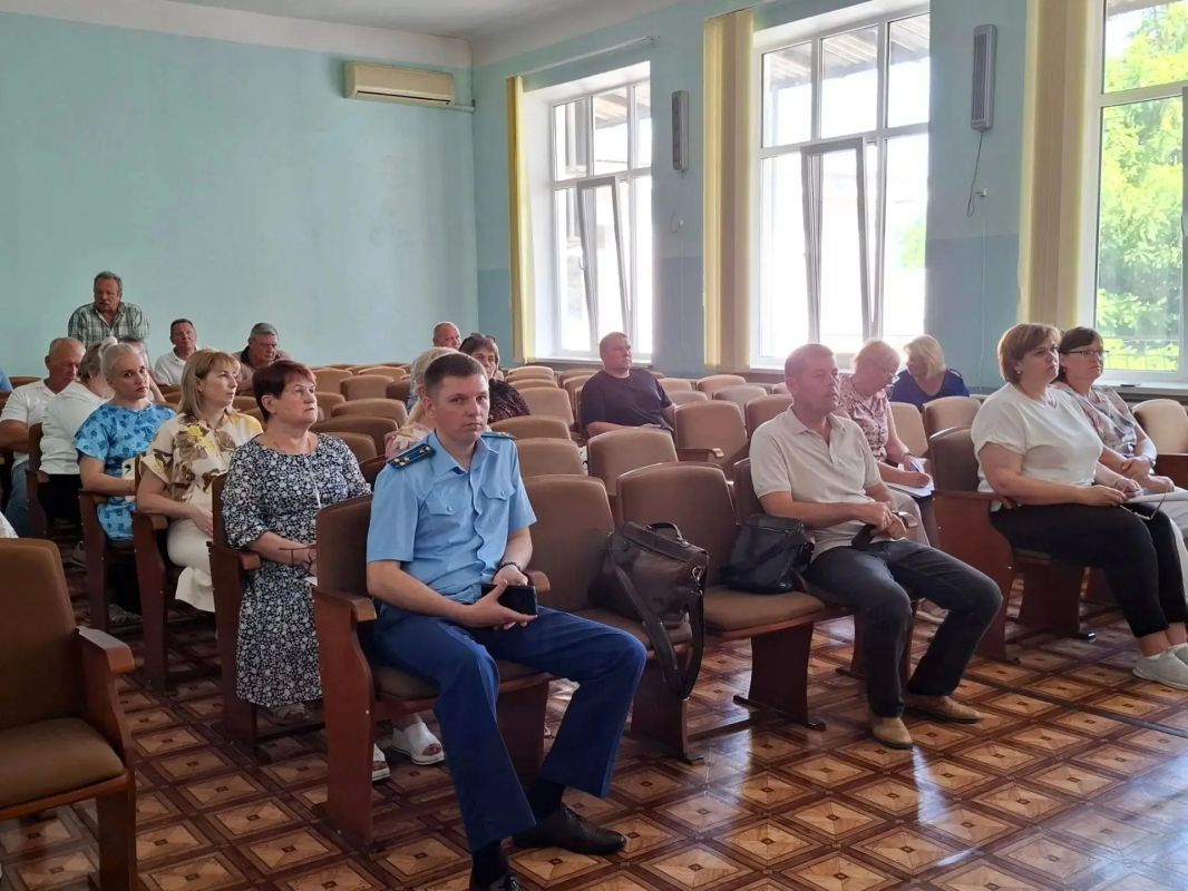 Александр Харламов провел аппаратное совещание по социально значимым вопросам района Александр Харламов провел аппаратное совещание по социально значимым вопросам района