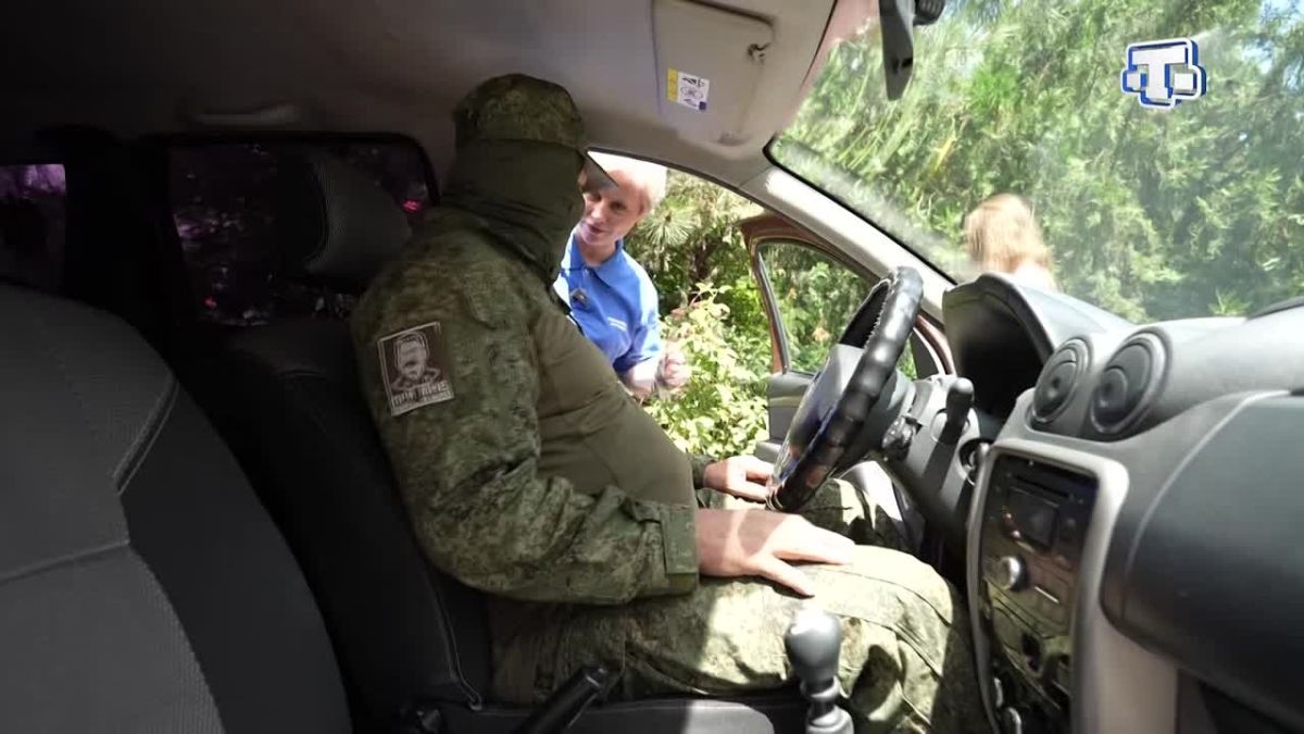Военнослужащим передали автомобиль в зону СВО