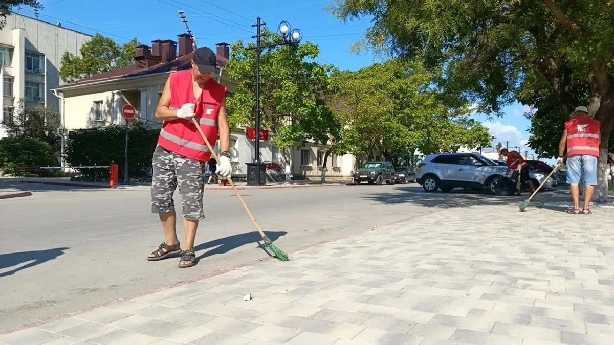 Иван Кошель: В Керчи не прекращаются плановые работы по санитарной очистке городских территорий Иван Кошель: В Керчи не прекращаются плановые работы по санитарной очистке городских территорий