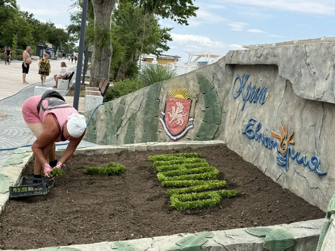 В Евпатории создают «цветочный календарь» и цветник из кактусов