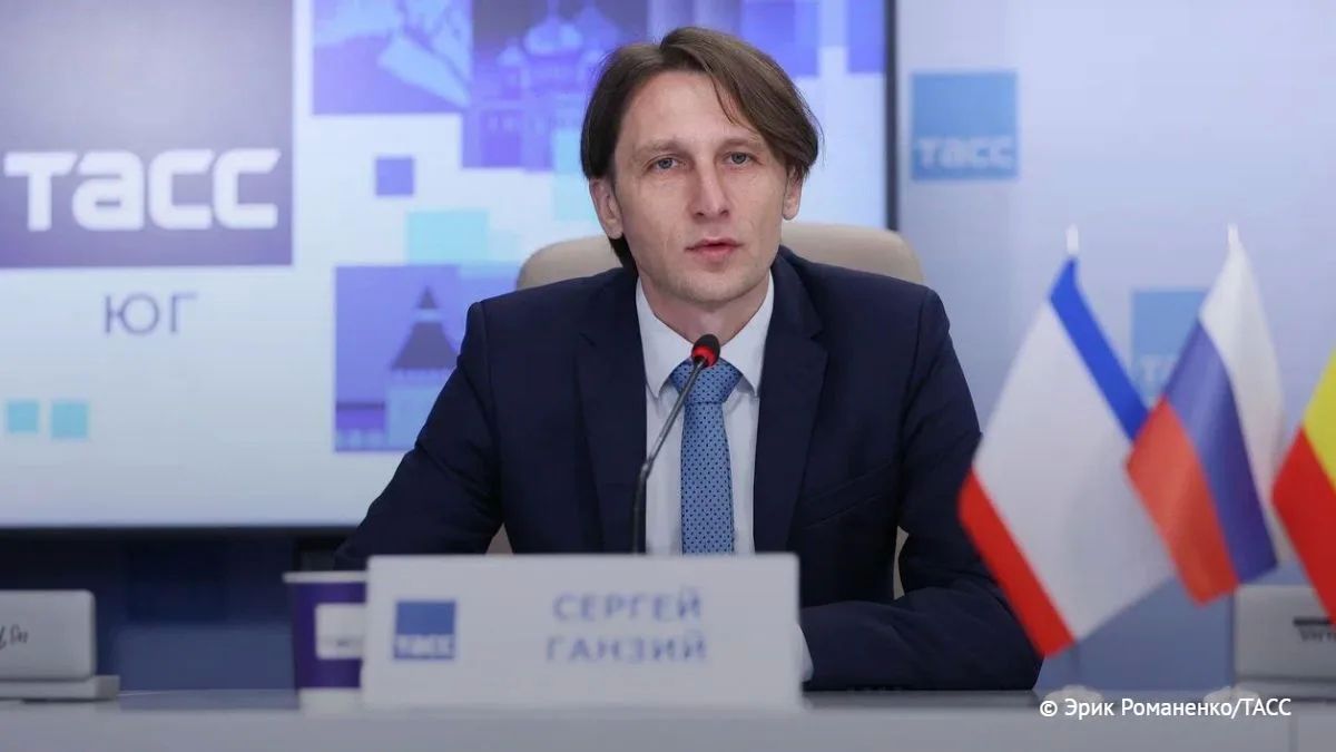 Власти Крыма создали оперативный штаб в "Максе" для туристического бизнеса в условиях объявленного 26 июня регионального режима ЧС, сообщил министр курортов и туризма региона Сергей Ганзий