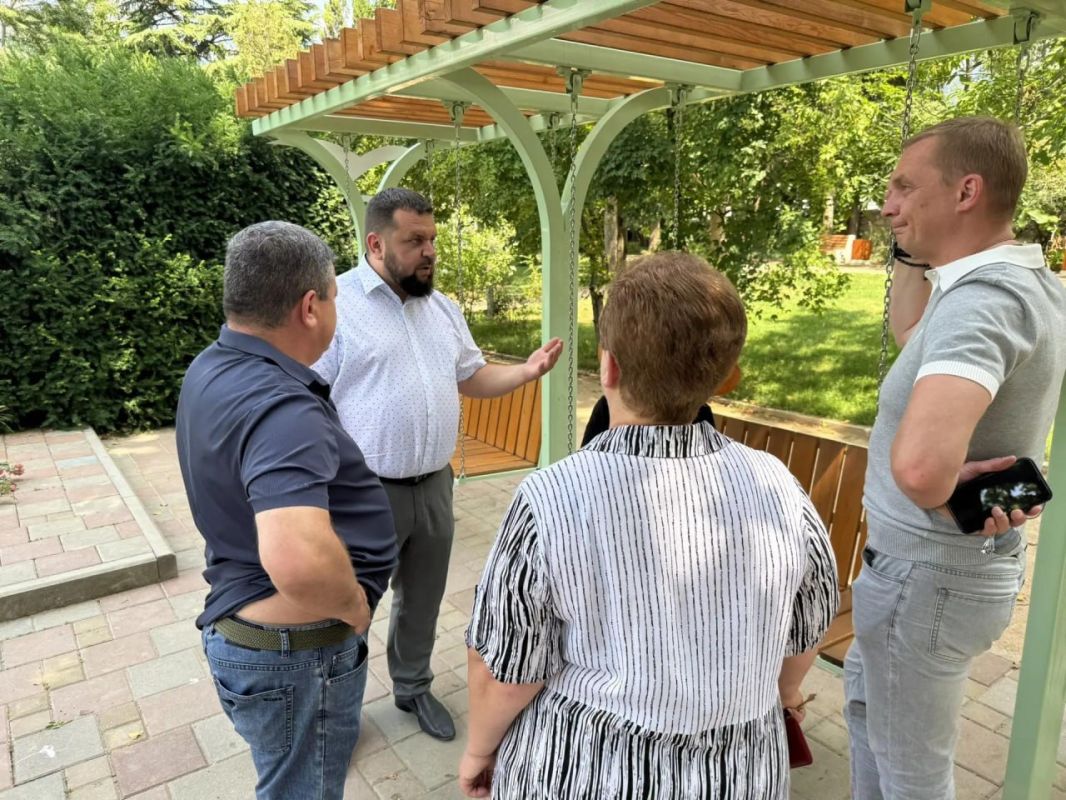 Вновь выехал в сквер Шевченко по жалобам на работу кафе «Мангал» Вновь выехал в сквер Шевченко по жалобам на работу кафе «Мангал»
