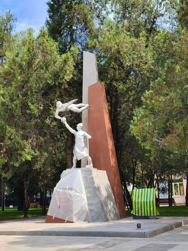 В Детском парке Симферополя реставрируют памятник «Комсомольцам всех поколений» В Детском парке Симферополя реставрируют памятник «Комсомольцам всех поколений»
