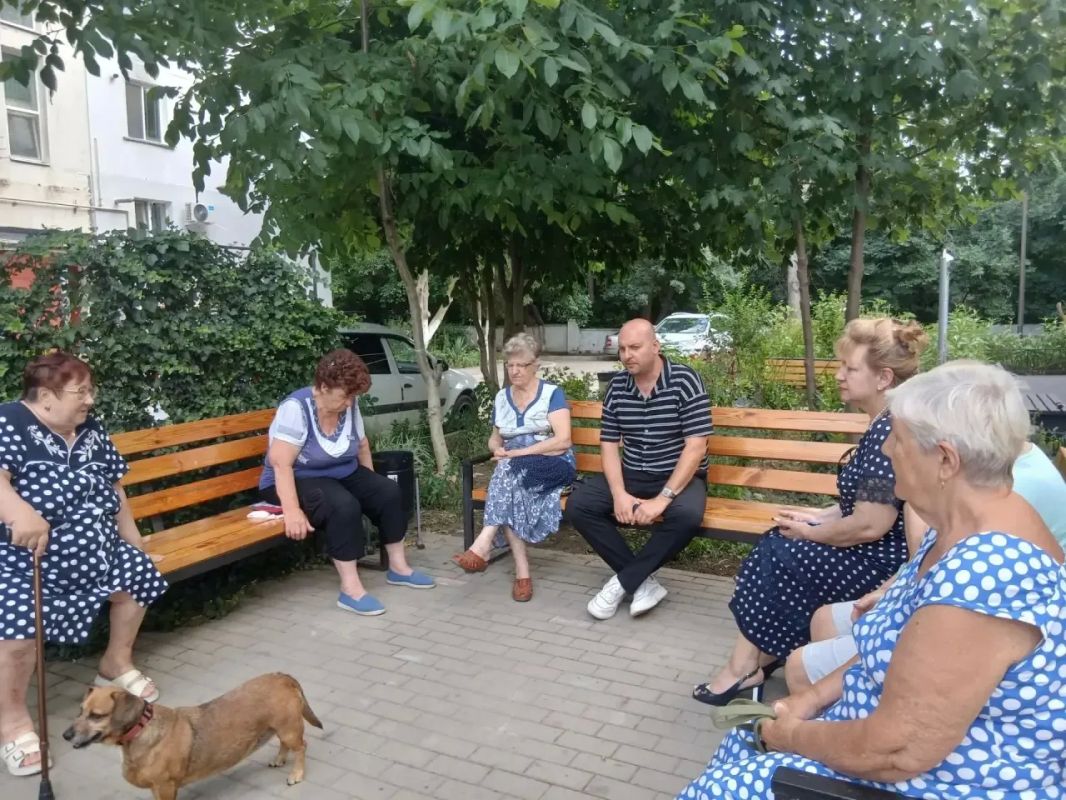 Иван Кошель: Сегодня совместно с депутатом Керченского горсовета от партии «Единая Россия» Натальей Дерюгиной провели встречу с жителями домов Иван Кошель: Сегодня совместно с депутатом Керченского горсовета от партии «Единая Россия» Натальей Дерюгиной провели встречу с жителями домов