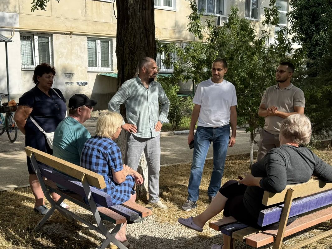 Вместе с депутатами Госсовета Крыма Артуром Куртиевым и Романом Тихончуком, главой города Галиной Герасимовой и депутатами городского совета встретились с активом посёлка Заозёрного Вместе с депутатами Госсовета Крыма Артуром Куртиевым и Романом Тихончуком, главой города Галиной Герасимовой и депутатами городского совета встретились с активом посёлка Заозёрного