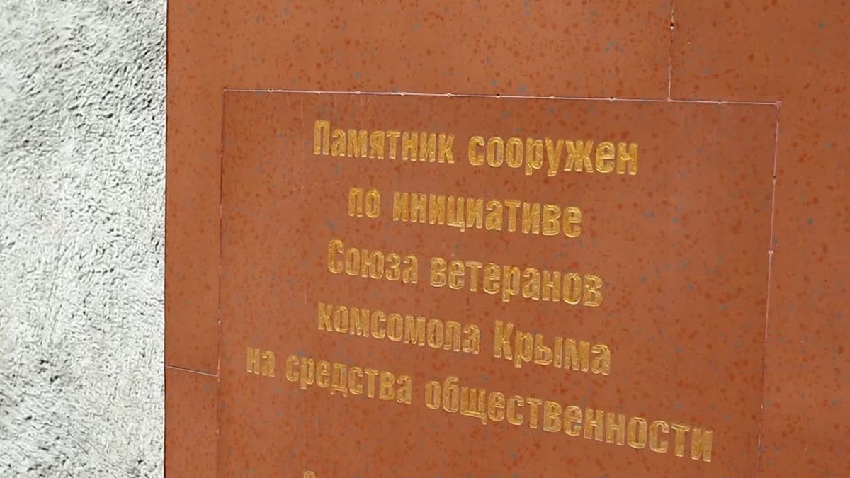 В Детском парке продолжается обновление памятника «Комсомольцам всех поколений»