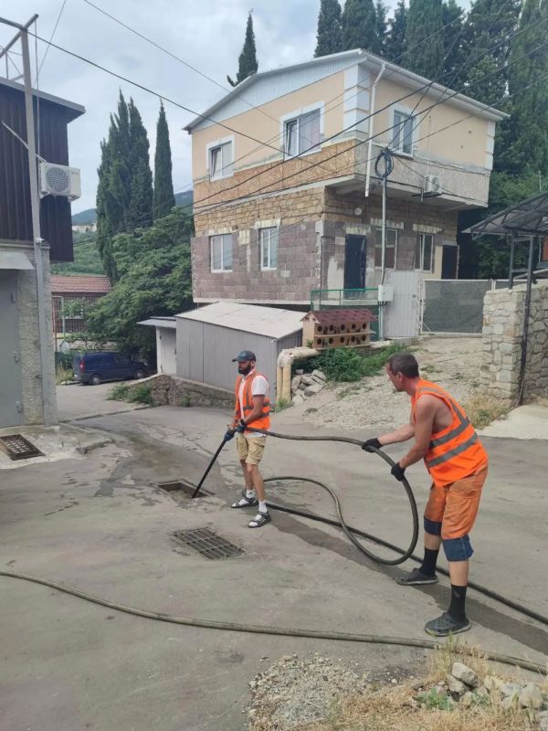 За кулисами чистоты. Чистота нашего города – результат ежедневного труда более 200 сотрудников ялтинского «ДЭУ» За кулисами чистоты. Чистота нашего города – результат ежедневного труда более 200 сотрудников ялтинского «ДЭУ»
