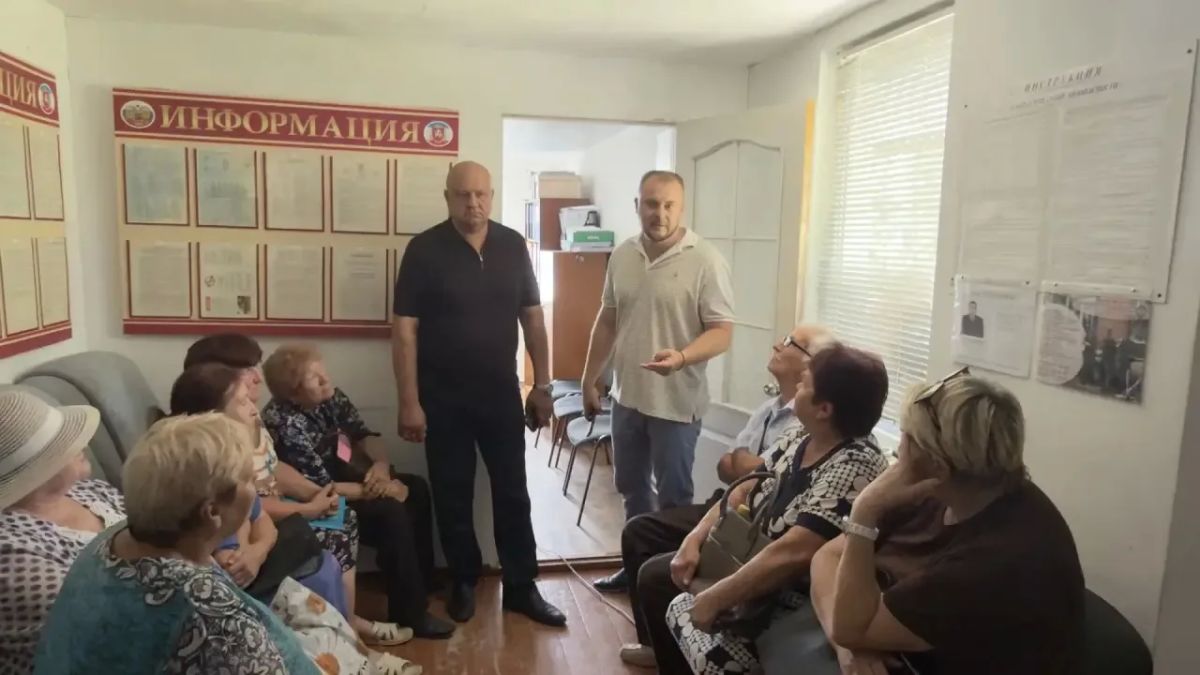Антон Кравец: Одной из приоритетных задач должностных лиц на данный момент является ежедневное и постоянное взаимодействие с людьми для решения их острых проблем