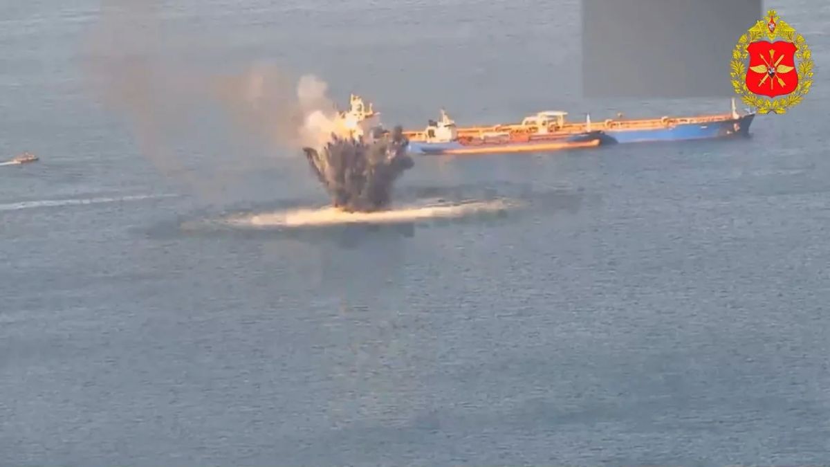 Процесс уничтожения украинских БЭК Sargan-3000 в акватории Черного моря ударами "Ланцетов" и стрелковым огнем Процесс уничтожения украинских БЭК Sargan-3000 в акватории Черного моря ударами "Ланцетов" и стрелковым огнем