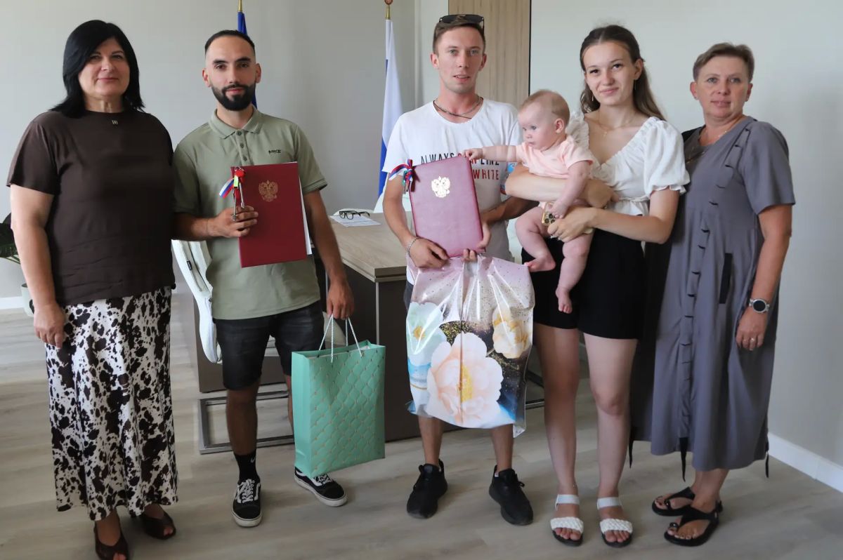 Глава администрации Бахчисарайского района Анжелика Ястребова вручила ключи от долгожданных квартир двум жителям Бахчисарайского района из числа детей-сирот и детей, оставшихся без попечения родителей Глава администрации Бахчисарайского района Анжелика Ястребова вручила ключи от долгожданных квартир двум жителям Бахчисарайского района из числа детей-сирот и детей, оставшихся без попечения родителей